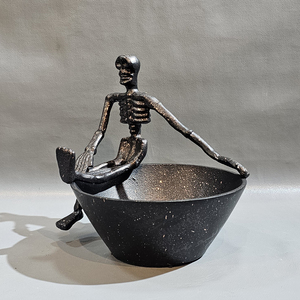 Soporte de cuenco decorativo de esqueleto sentado de Metal embrujado personalizado para Halloween para decoración de mesa de Bar de fiesta de Casa de terror - Product Image 3