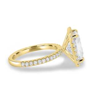 Bague de fiançailles créative en or jaune 14K plaqué platine avec halo de diamants de laboratoire taille radiant de 4,00 carats et bande pavée - Product Image 3
