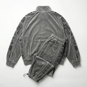 Ensemble de survêtement streetwear Y2K premium pour femme, velours technique, coupe courte et ample, avec patchs brodés, sweat à capuche et pantalon large à strass superposé - Product Image 3