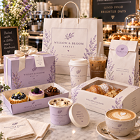 Ensemble d'emballages personnalisés AT PACK pour boulangerie et café, comprenant des gobelets en papier de 12 oz, des gobelets en PET de 16 oz, des sachets de café de 250 g et des boîtes à desserts.