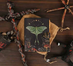 Journal en cuir vintage de 200 pages avec fermoir à serrure Deckle Edge Spiral Style Book of Shadows pour hommes et femmes Cadeau dans une boîte d'emballage - Product Image 1