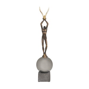 Sculpture d'homme élégante en métal noir avec base en bois Objet de table moderne ajoute une touche artistique au salon ou au bureau - Product Image 1
