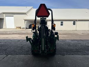 Tractor de Ruedas John Deere 2025R 2025 de 25 HP, 4x4 y 4x2 con Cargador Frontal y Retroexcavadora, Equipo Agrícola Esencial - Product Image 3