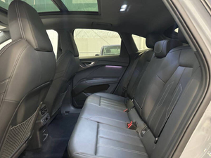 Sedán Compacto Premium 2024 de Gasolina/Petróleo de Largo Alcance con Iluminación LED e Interior de Lujo, Volante a la Izquierda, Portaequipajes de Techo de Aleación de Aluminio - Product Image 3