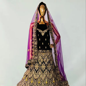 Ensemble Lehenga en velours de mariée lourd avec Latkan Concept Jarkan Work Double Dupatta parfait pour les commandes en gros - Product Image 1