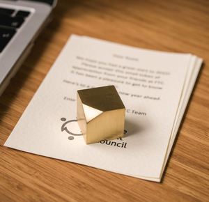 Cubo de latón, peso de papel, Accesorios de escritorio únicos, adorno geométrico, decoración de biblioteca, cubo, escultura, decoración de oficina, latón macizo - Product Image 2