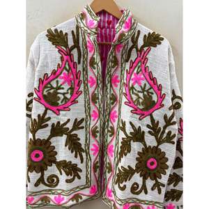 Veste en coton Suzani ivoire brodée à la main Zafira, style universitaire, logo personnalisé, couleur olive fuchsia, taille XL, pour les manteaux printemps-hiver - Product Image 3