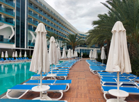 Chaise longue en plastique de haute qualité pour l'extérieur, chaise de plage pour hôtel, spa, complexe hôtelier, parc aquatique, design moderne
