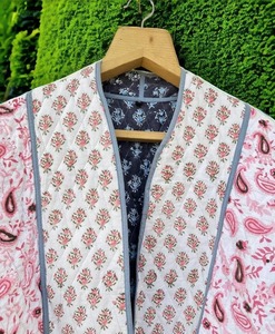 Veste matelassée en coton faite à la main pour femmes et filles, imprimé paisley rose/bleu, veste courte réversible, passepoil rayé, veste matelassée - Product Image 2