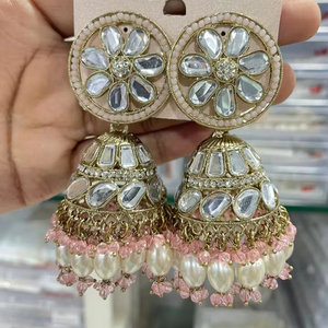 BOUCLES D'OREILLES JUMKHAS TRADITIONNELLES INDIENNES & BOUCLES D'OREILLES KUNDAN EN PLAQUÉ OR AVEC PERLES POUR FEMMES ET FILLES - Product Image 1