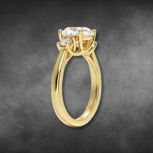 Bague de fiançailles en or avec trois diamants de laboratoire taille coussin pour femme, certifiée IGI, bijoux fins, design élégant pour mariée - Product Image 2