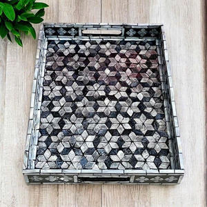 Plateau décoratif de luxe en incrustation de nacre fait à la main avec motif de plateau d'accent en noir, blanc et gris - Product Image 3