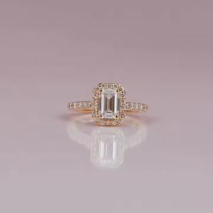 Lujoso anillo de compromiso con ajuste de Halo de diamante cultivado en laboratorio de corte esmeralda, anillo de regalo de estilo moderno chapado en oro de 14KT para mujer - Product Image 5