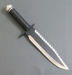 Couteau de chasse Bowie de qualité industrielle en acier inoxydable fait main, lame dentelée, pointe à clip, personnalisable OEM, étui en cuir, garantie 3 ans - Product Image 5