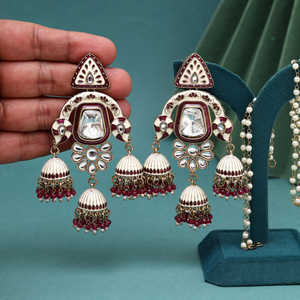 Pendientes Kundan Meenakari Jhumki de color magenta con aleación chapada en oro y Poste con espalda de fricción - Product Image 1