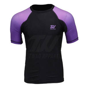 Haut de compression durable avec étirement dans les quatre sens pour l'entraînement, la course et l'utilisation en extérieur. - Product Image 1