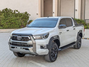 Pour Hilux 2024 Adventure SR5 avec sièges en cuir, feux LED, toit ouvrant panoramique, transmission automatique - Product Image 3