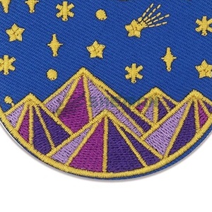 Des prix raisonnables dernière conception faite patchs brodés fabriqués en usine conception personnalisée tissu patchs de broderie personnalisés - Product Image 4