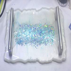 แผ่นเสียงเรซินทรงศิลปะทำด้วยมือมันวาวเหมาะสำหรับการรับประทานอาหารในห้องครัวที่ทันสมัยหรืองานเลี้ยงสังสรรค์ในครอบครัว - Product Image 4