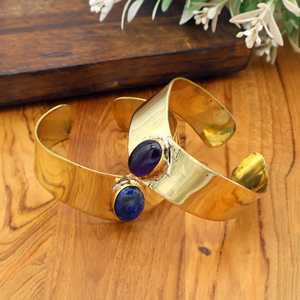 Brazalete ajustable en forma de V con piedras preciosas en color dorado, brazalete de latón llamativo para mujer. - Product Image 2