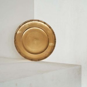 Elegante Placa de cargador de metal para bodas y cenas formales con estilo antiguo de primera calidad y detalles artesanales - Product Image 3