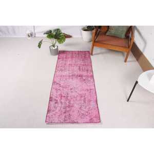 Alfombra Turca Vintage Pequeña de 2x5 pies, Alfombra de Lana Rosa y Negra con Diseño de Camuflaje - Product Image 1