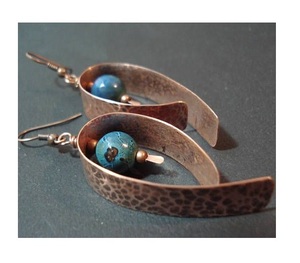 Pendientes de cobre de estilo festivo indio con toque oxidado y arte tribal hechos a mano por artesanos expertos para bodas - Product Image 5