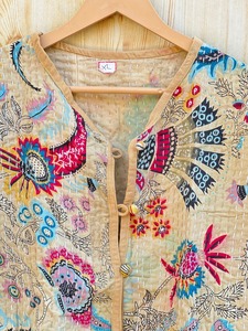 Veste Kantha matelassée bohème à fleurs, beige vintage, réversible, veste en coton Kantha pour femmes, cadeaux durables - Product Image 2