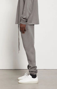 กางเกงสเวตเตอร์แบบลำลองของผู้ชาย OEM กางเกงผ้าฝ้ายออร์แกนิคสีทึบมีกระเป๋าแบบมีเชือกผูกยาวมีโลโก้ตามสั่ง - Product Image 3