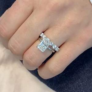 Anillo de Compromiso con Corte Radiante en Oro Rosa/Plata con un Diseño Encantador - Product Image 3