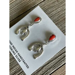 ต่างหูทรงหยดน้ำประดับปะการังและเงินสเตอร์ลิงแบบฝังขอบ - Product Image 2