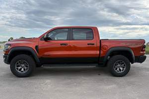 RAM 1500 TRX Edición Final 2024, Motor V8 Supercargado de 702 hp, Tracción en las Cuatro Ruedas, Mayormente sin Modificaciones, Color Harvest Sunrise - Product Image 3