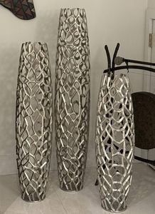 Una maceta moderna de aluminio combina una estética minimalista y una construcción robusta para un decorismo contemporáneo. - Product Image 5