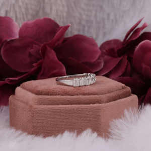 1,80 TCW Radiant Cut Lab Grown Anillo de compromiso Nueve diamantes sin conflictos 14KT ORO SÓLIDO Estilo de moda IGI Anillos finos certificados - Product Image 5