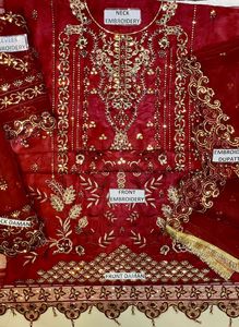 Robe de mariée pakistanaise rouge bordeaux avec broderies dorées pour les fêtes de l'Aïd, en tissu de mousseline, taille naturelle, ornée de perles, de sequins et de dentelle, avec des détails en diamant. - Product Image 4