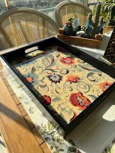 Plateau de service moderne en bois uni et fabriqué à la main pour la salle à manger, la cuisine et la décoration intérieure. - Product Image 5