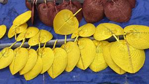 Éventail en bambou naturel de haute qualité fabriqué au Vietnam, portable, pour usage personnel, cadeau écoresponsable, modèle 99 Gold Data Mina - Product Image 5