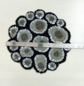 Manteles Individuales Ecológicos Modernos Hechos a Mano con Cuentas, Manteles Individuales Rojos y Dorados para Cubiertos - Product Image 4