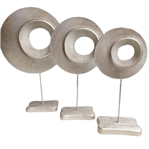 Escultura moderna de disco acanalado metálico sobre bases de madera rústica, decoración artesanal premium para mesa, ideal para el hogar y la oficina, venta al por mayor. - Product Image 2