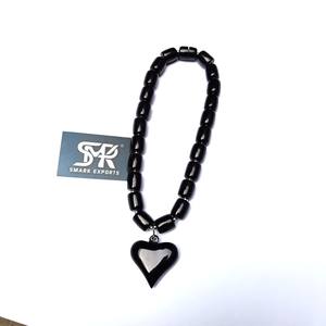 Collier élégant en perles de résine multicolores de qualité supérieure, modèle ange avec pendentif cœur, accessoire de mode fait à la main pour les fêtes et le quotidien - Product Image 1