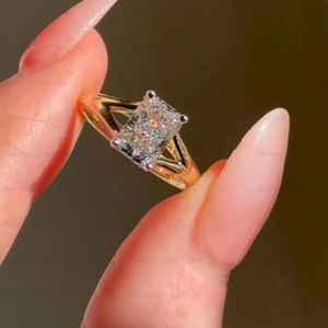 Anillo de Oro Sólido de 10K con Diamante Cultivado en Laboratorio de Corte Radiante de 1.61CT, Diseño de Tallo Dividido, Joyería Fina para Promesa de Boda, Regalo para Pareja - Product Image 1