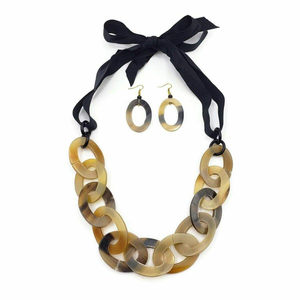 Collar de Cuerno de Búfalo Auténtico Crescent Crafts, Joyería Moderna Hecha a Mano con Patrón Animal en 3D, Origen Ético, Regalo Perfecto para Ella - Product Image 2