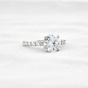 Bague de fiançailles en argent 925 avec accent de diamant moissanite rond, détail caché, produit unique et élégant - Product Image 6