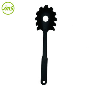 Cuillère à pâtes en nylon antiadhésif fabriqué au Vietnam - Product Image 1