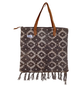 Bolso de mano tradicional con estampado de bloques índigo de algodón hecho a mano, parte inferior abierta con flecos de cuero marrón con un hermoso diseño de alfombra - Product Image 3