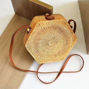 Sac bandoulière en rotin tressé à la main, sac à bandoulière bohème pour la plage, accessoire d'été - Product Image 1