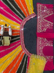 Dernier travail de broderie en velours de designer fantaisie Lehenga Choli par Fab Zone - Product Image 4
