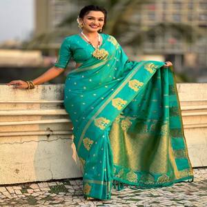 Sari de Seda Suave VASTRA COTTAGE con Diseño Floral Tejido con Zari, Pallu Rico con Borde de Elefante, Traje de Boda Indio con Blusa Combinada - Product Image 5