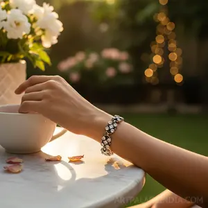 Bracelet en cristal étincelant pour les femmes, à porter lors de soirées - Product Image 2