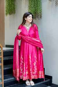 Robe Anarkali à forte demande, nouvelle arrivée, ensemble Kurti 3 pièces, soies Banarasi avec travail manuel complet sur le col pour les occasions de fête et les mariages - Product Image 3
